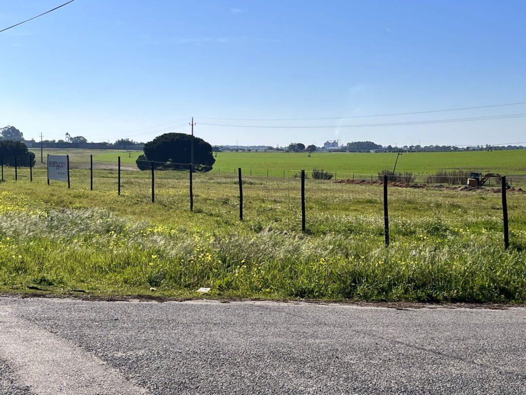 Vedação agrícola em rede com postes de madeira instalada pela Iberveda em Pegoes